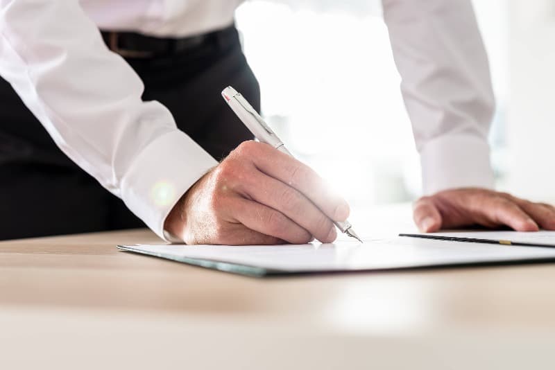Persona firmando un contrato